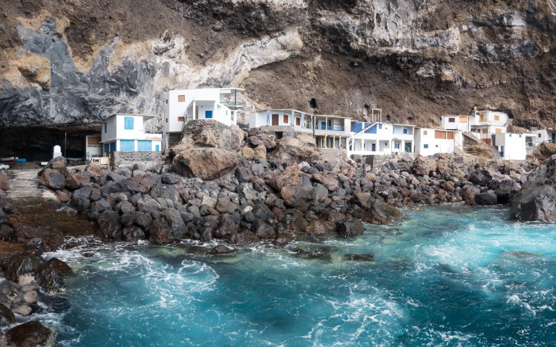 Las casitas blancas de Porís de Candelaria, entre las rocas de la cueva