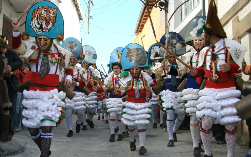 Peliqueiros de Laza durante la celebración de los carnavales
