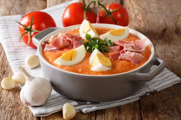 Plato de porra antequerana, una sopa fría ideal para el calor