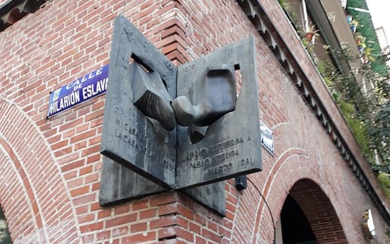 "Madrid recuerda a Pablo Neruda" placa conmemorativa en la casa de las flores