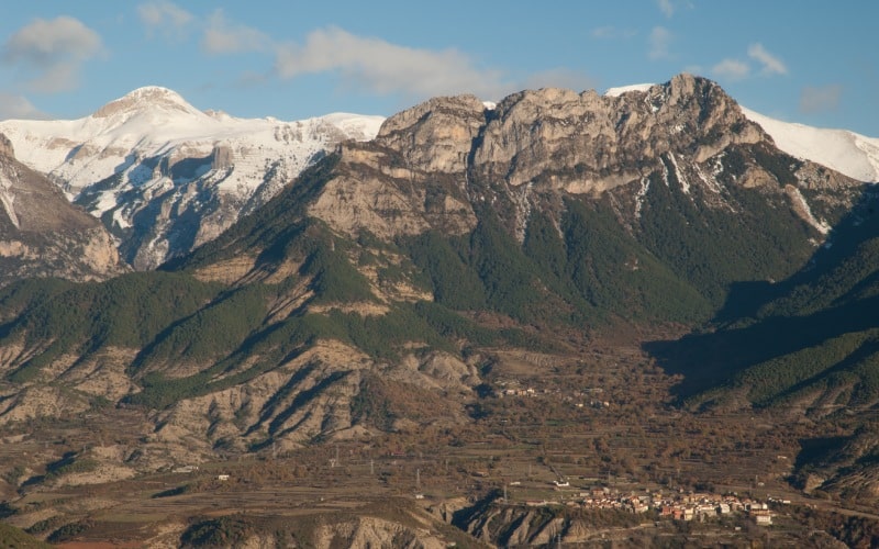 Bestué descansa bajo la montaña