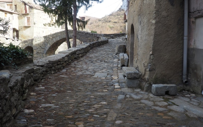 Una calle típica de Montañana en particular, de los pueblos de esta provincia en general