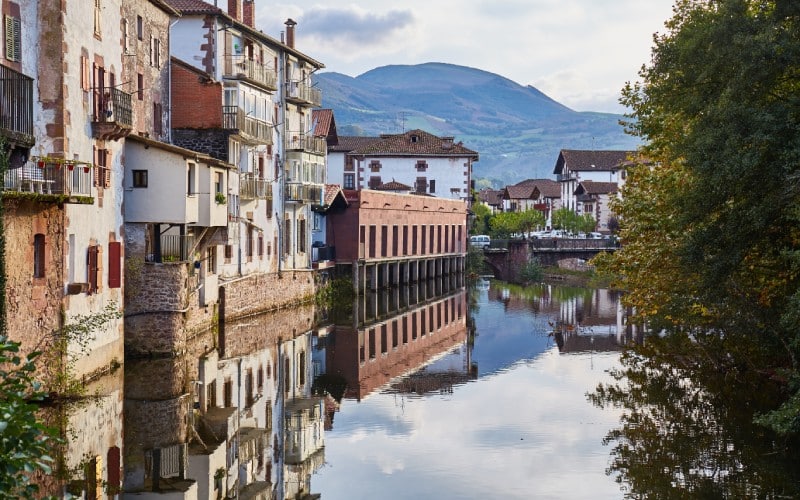 Vista de las casas de Elizondo sobre el río Bidasoa