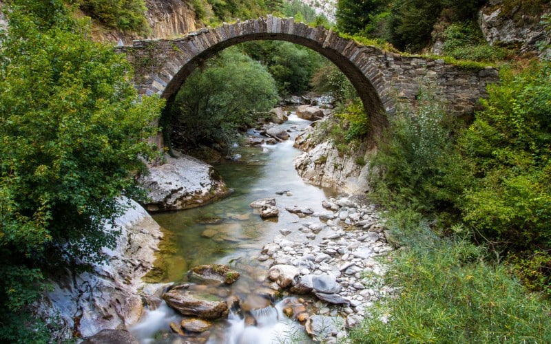Puente románico en Isaba, Navarra