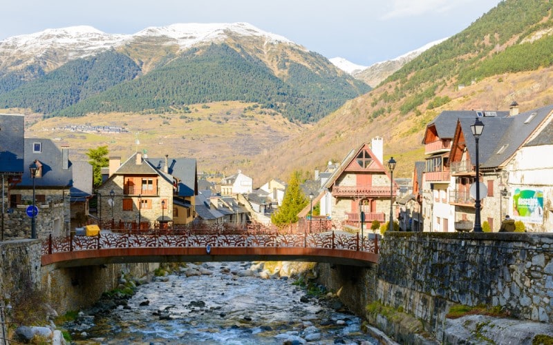 Puente sobre el río en Vielha, Valle de Arán