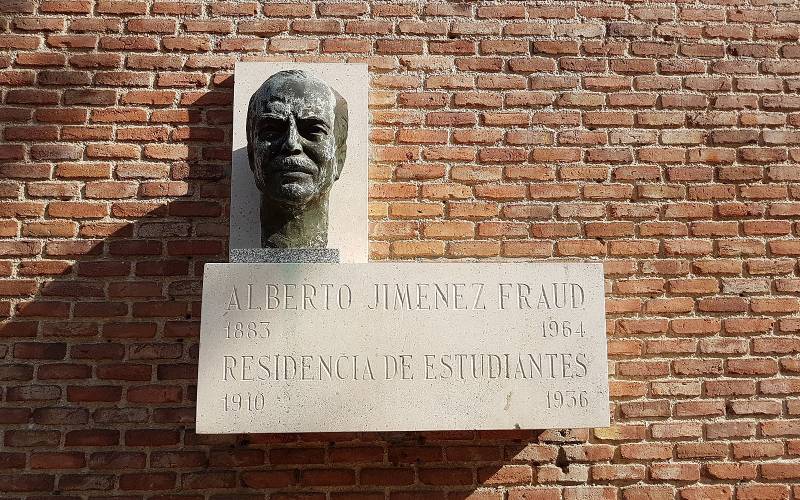 Placa homenaje del director de la Residencia Alberto Jiménez Fraud
