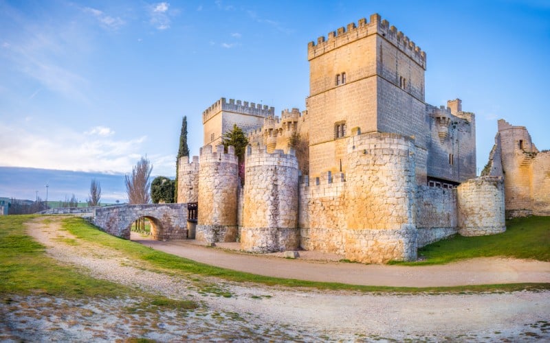 El castillo de Ampudia ofrece un aspecto regio