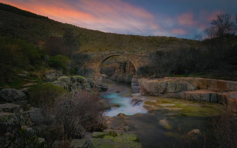 Un puente medieval espera en este precioso rincón de Ávila