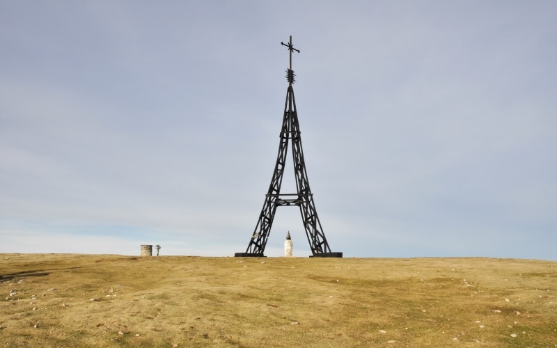 Cruz de metal que corona el macizo de Gorbeia