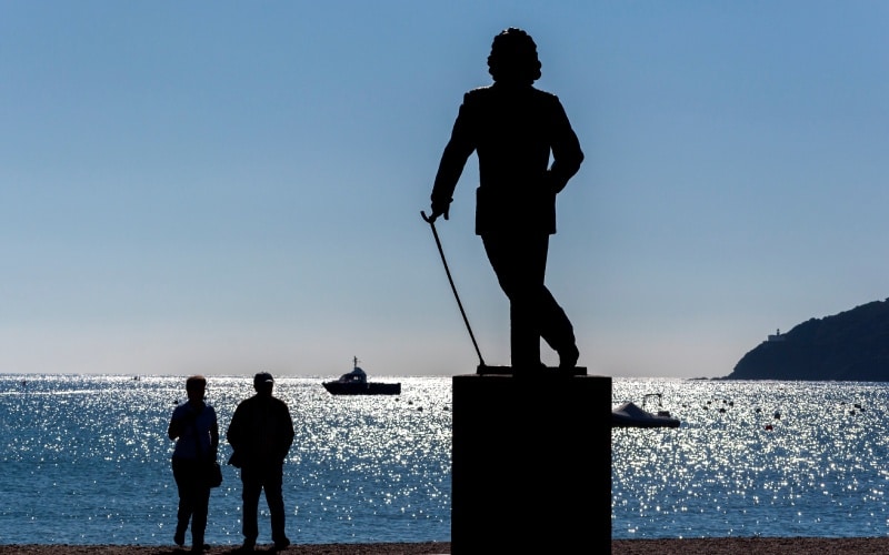 Estatua en homenaje a Salvador Dalí en Cadaqués