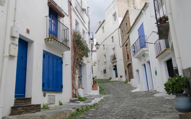 Calle del casco antiguo de Cadaqués. | Shutterstock