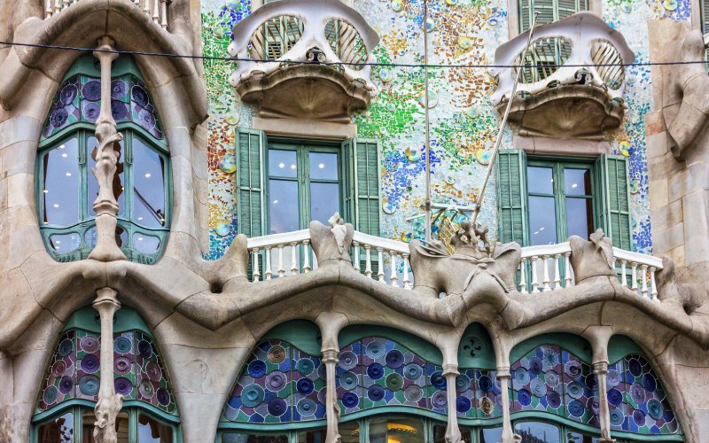 Balcones de la Casa Batlló que representan la muerte y los huesos. | Shutterstock
