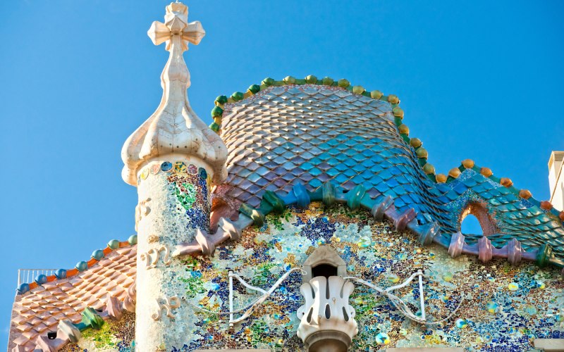 Tejado que representa al dragón, la espada de Sant Jordi y el balcón de la princesa de la Casa Batlló