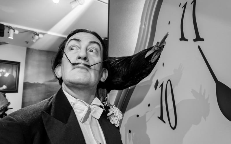 Salvador Dalí con uno de sus famosos relojes blandos