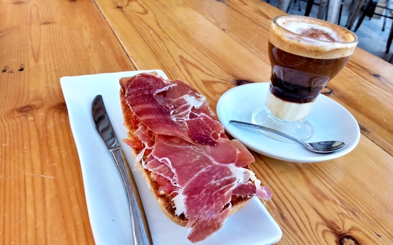 Desayuno cartagenero a base de café asiático y pan tumaca