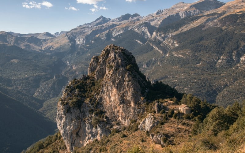 Ermita de los Santos Juan y Pablo con el Puntón de las Brujas detrás