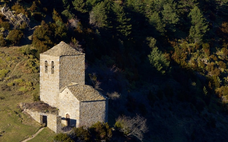 Ermita de la Virgen de Fajanillas rodeada de frondosa vegetación