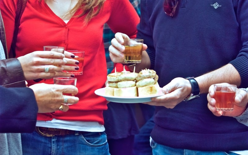 Pincho de champiñones en la calle del Laurel de Logroño. | Shutterstock