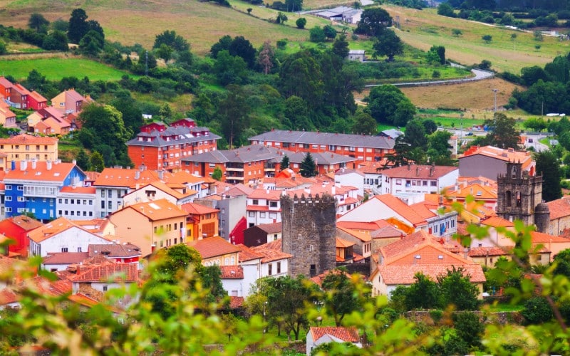 Vista desde las afueras del bonito pueblo de Salas