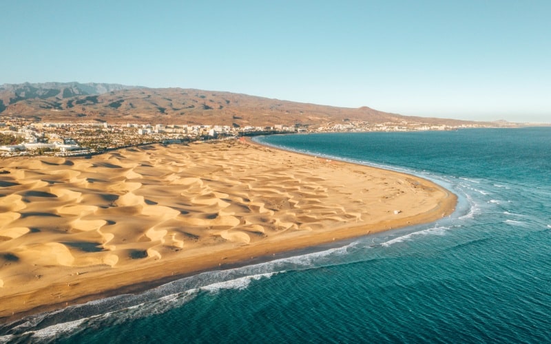 Vista aérea de las dunas y la playa de Maspalomas | Shutterstock