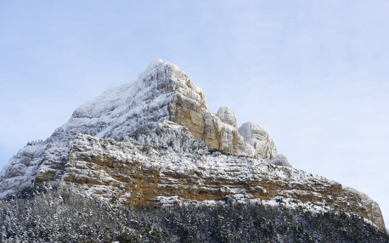 Peña Oroel cubierta de nieve