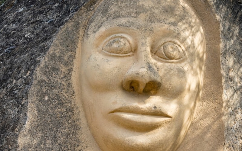 Esta escultura es conocida como La Monja