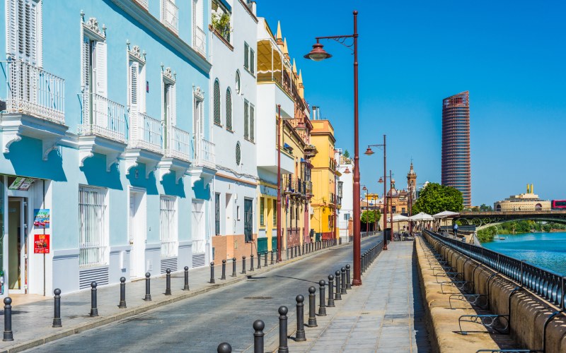 Vista panorámica de la calle Betis, en Sevilla