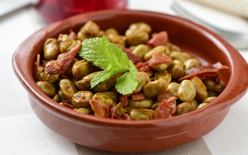 Plato de habas con jamón de Granada