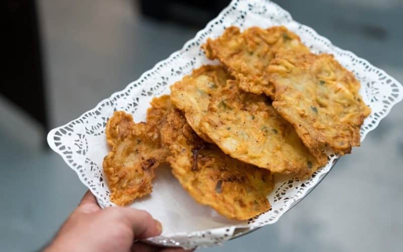 Plato de tortillitas camarones de Cádiz. | Shutterstock