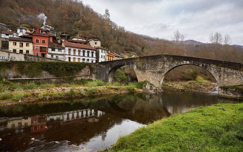 Puente del Arco sobre el río Nalón, en Laviana