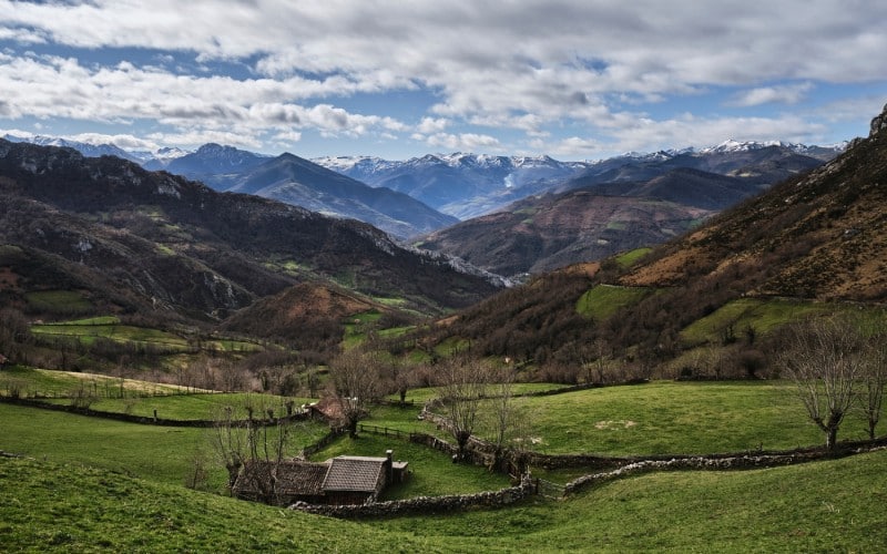 Paisaje de Valle de Pelúgano, en ascenso hacia el Ojo de Buey