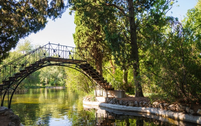 Puente de hierro de El Capricho, el primero en España (1830). | Shutterstock