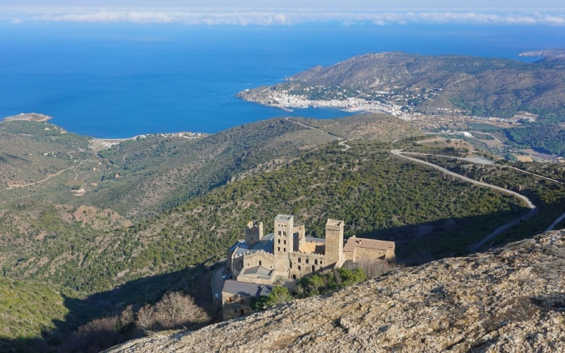 Monasterio Sant Pere de Rodes con la Costa Brava al fondo