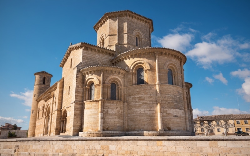 Uno de los hitos del Camino Francés, Iglesia de San Martín de Tours