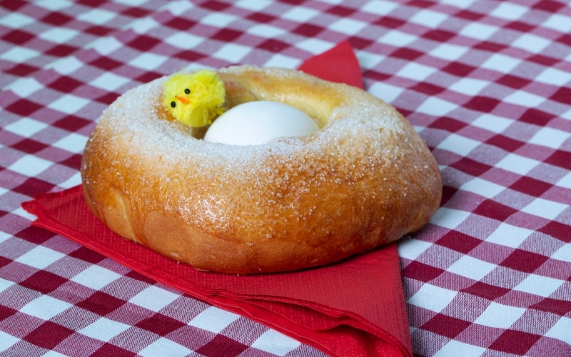 Mona de Pascua tradicional con el pollito de peluche