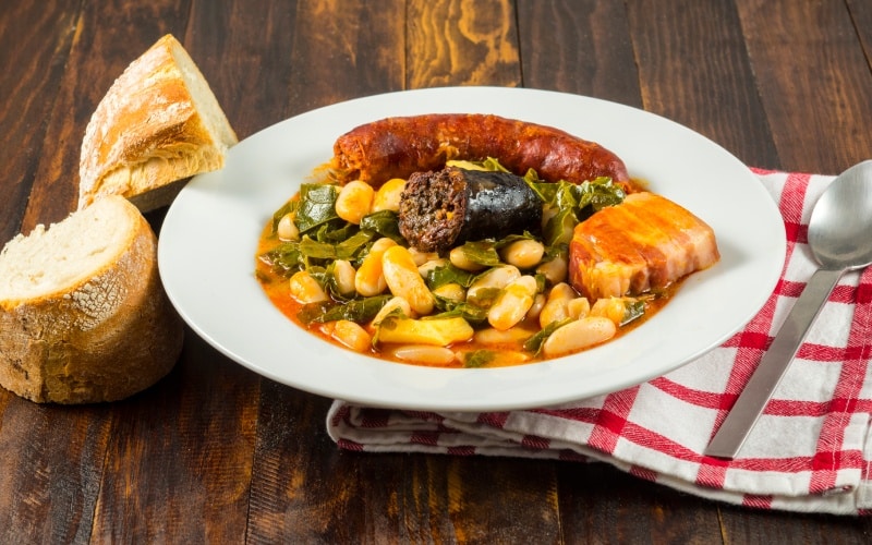 Plato de alubias con repollo