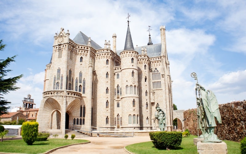 El Palacio Episcopal de Astorga parece totalmente sacado de un cuento medieval