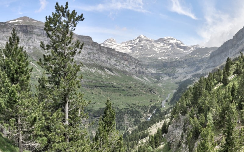 El macizo de Monte Perdido parece surgir de la nada