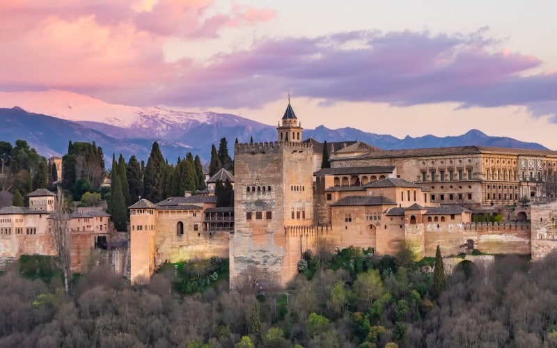 Vistas del paisaje con la Alhambra de Granada al fondo