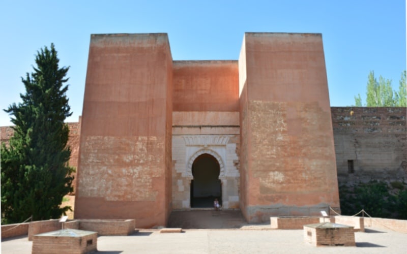 Puerta de los siete suelos de la muralla de la Alhambra de Granada