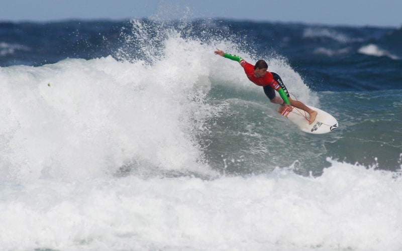 Surfista en la playa de Pantín