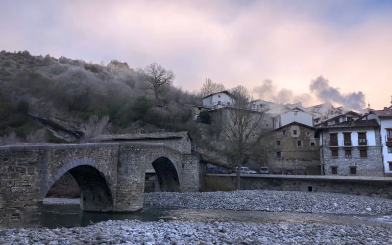 Puente romano de Burgui, sobre el cauce pedregoso del río