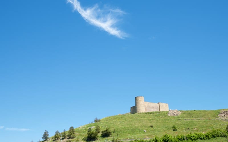 El castillo de Medinaceli descansa solitario vigilando la zona