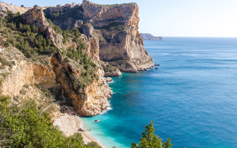 Cala del Moraig, un emblema de la ruta de los acantilados de Benitatxell