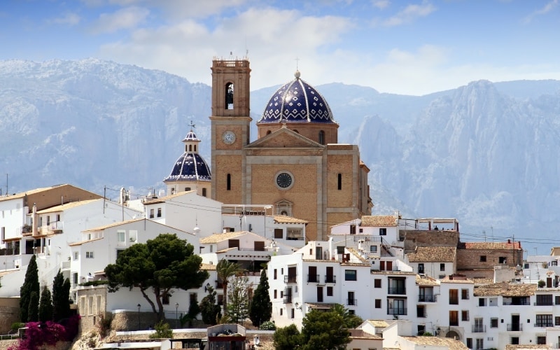 Altea con la Sierra de Bèrnia de fondo