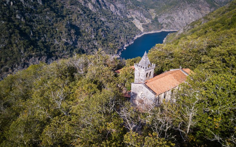 El monasterio descansa junto al río Sil y sus cañones
