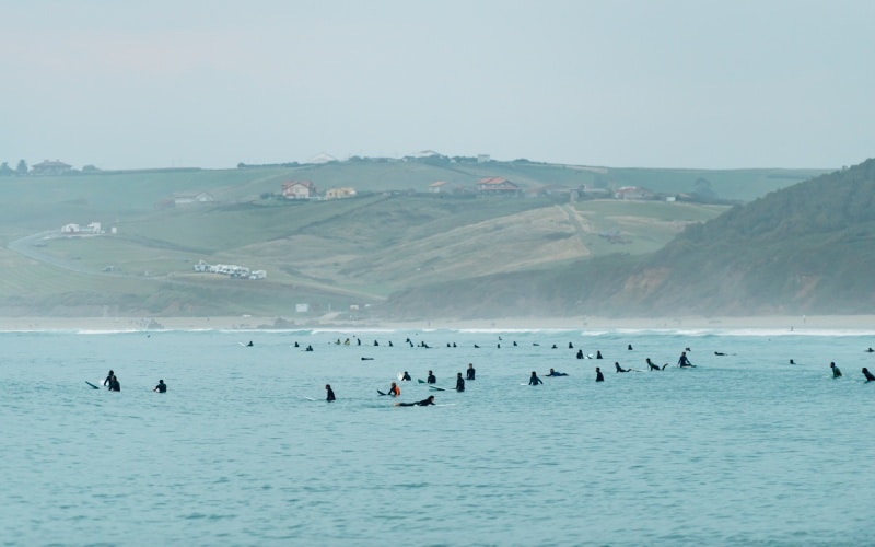 Surfistas en San Vicente de la Barquera