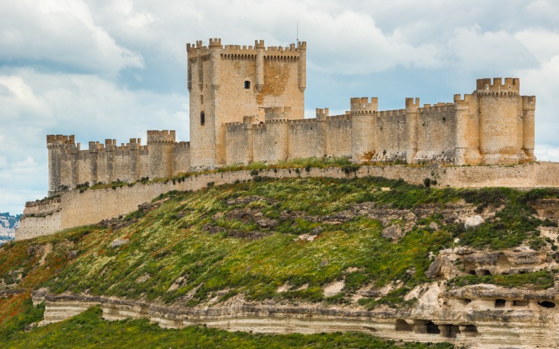 Castillo de Peñafiel con su particular forma alargada