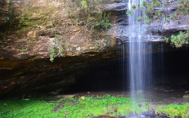 Cascada de cueva Serena