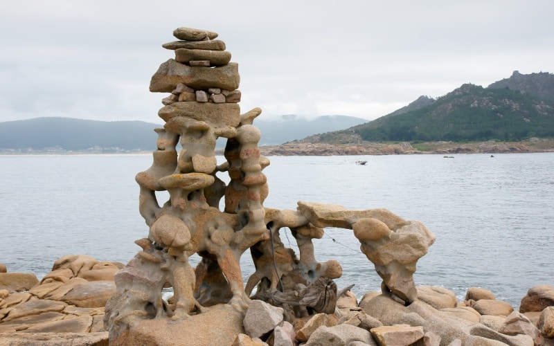 Obra de Man de Camelle con el mar de fondo